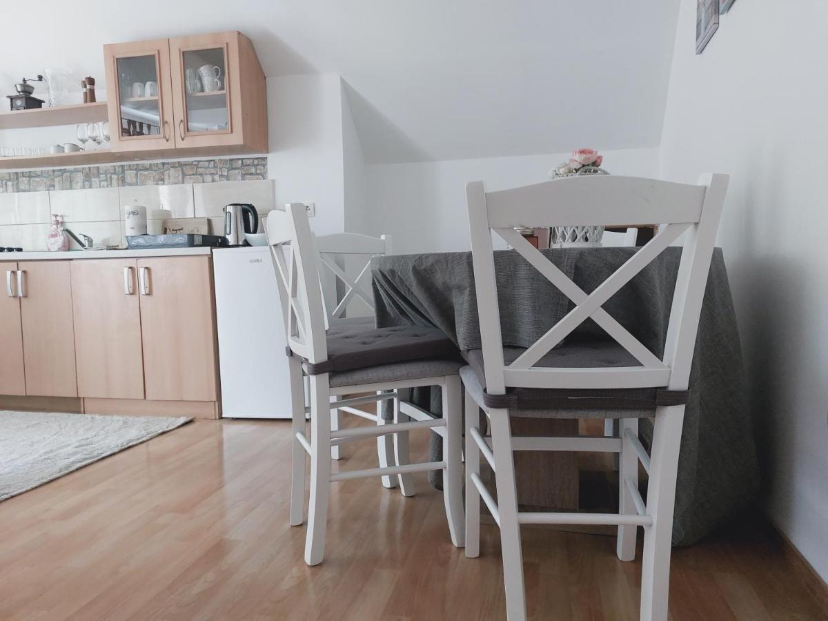 Appartement Apartman Cardak à Gospić Extérieur photo